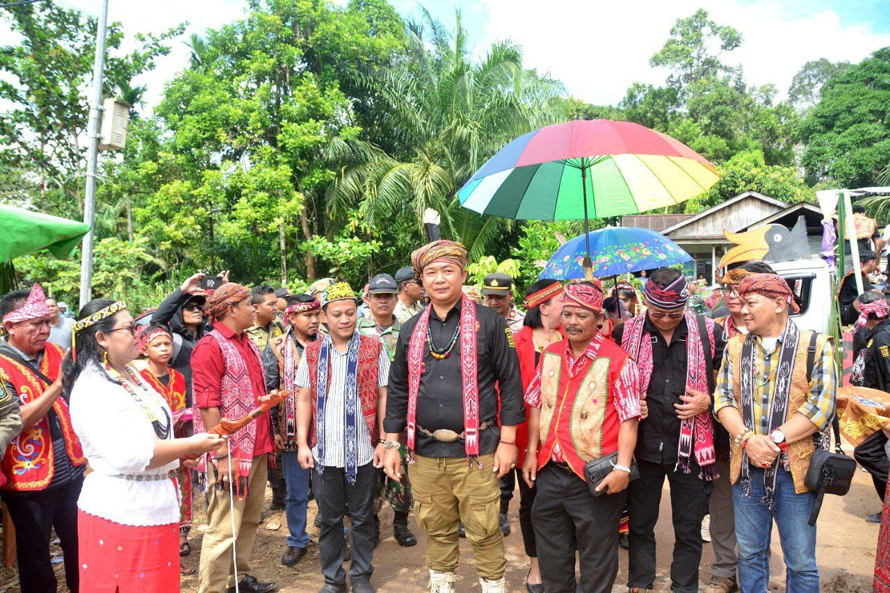 Ditandai Pemukulan Gong, Sekda Ketapang Buka Gawai Nyapat Tahun XIII Simpang Hulu