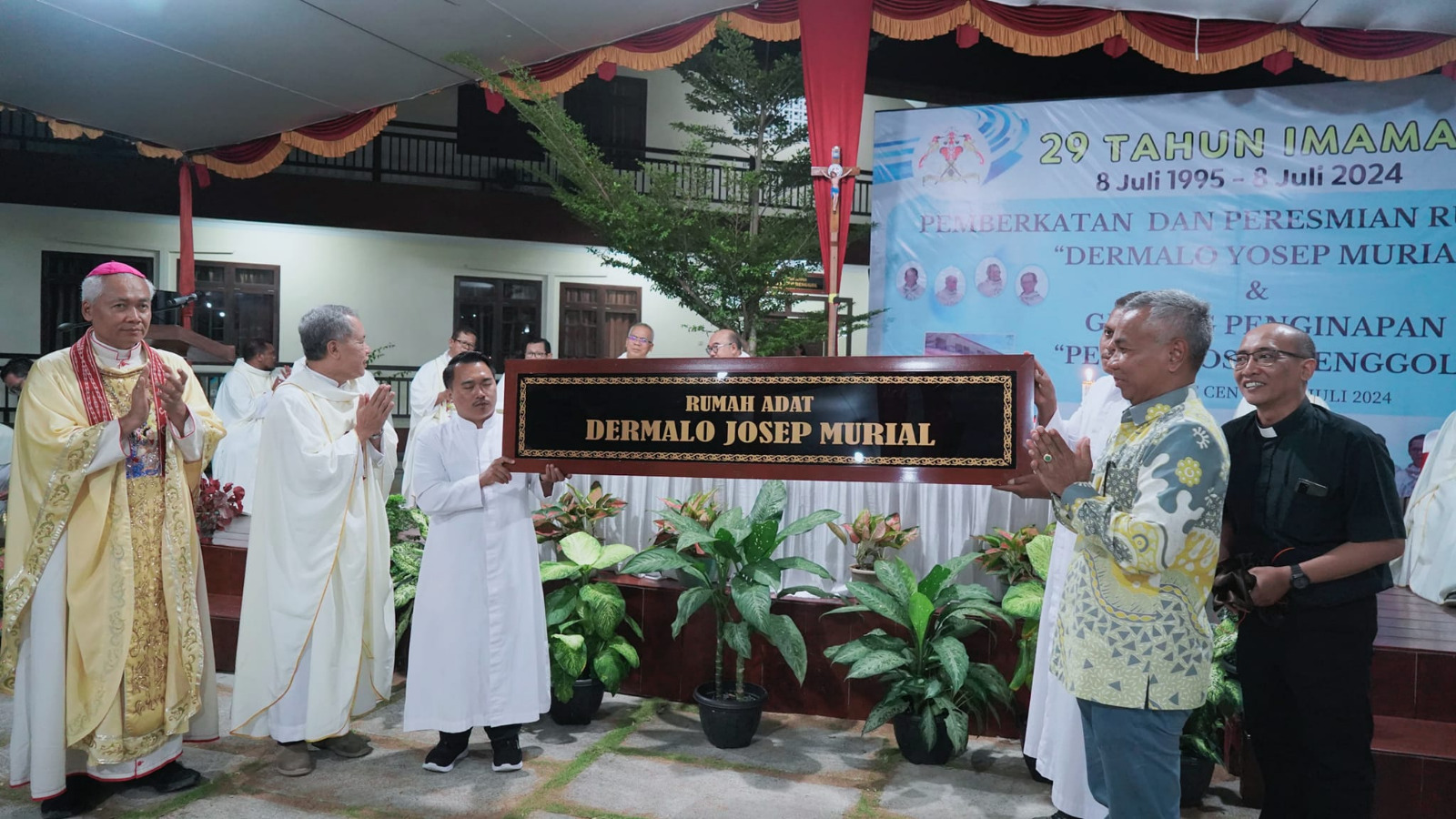 Bupati Ketapang Hadiri Ulang Tahun Tahbisan Imamat MGR. Pius Riana Prapdi Ke-29 dan Pemberkatan Gedung Penginapan Catholic Center Ketapang
