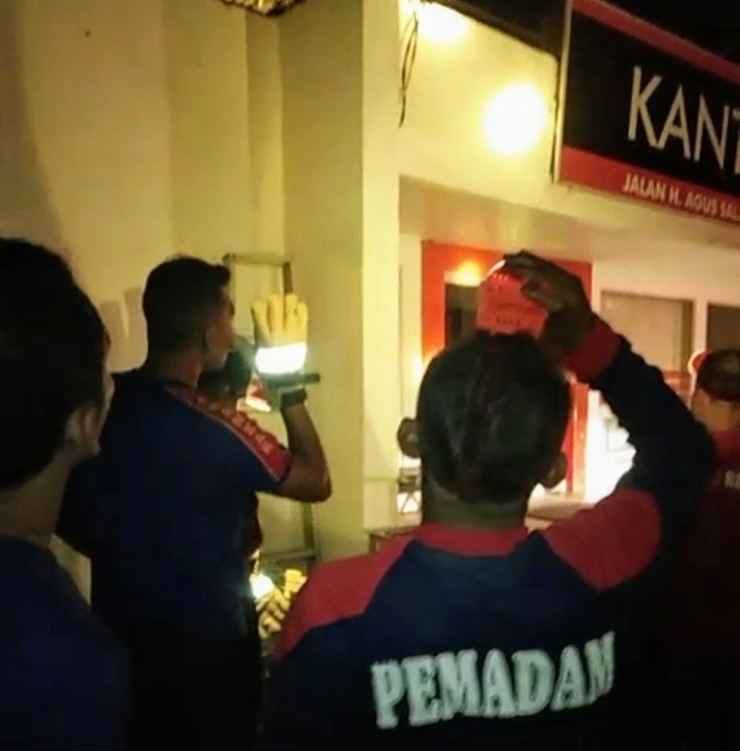 Diduga Konsleting Listrik, Kantor Pos di Jalan Agus Salim Sanggau Nyaris Terbakar