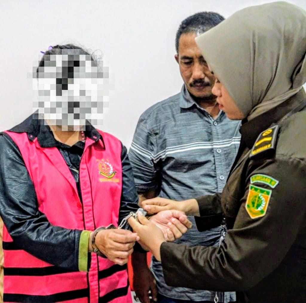 Kejaksaan Sanggau Tahan Seorang ASN, Tersangka  Korupsi Hingga Rp 4,4 Miliar
