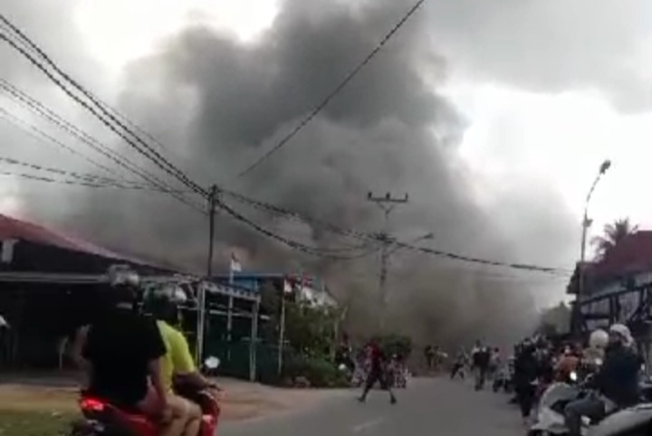 Kebakaran Hebat di Pasar Mempawah, Lebih dari 10 Ruko Hangus