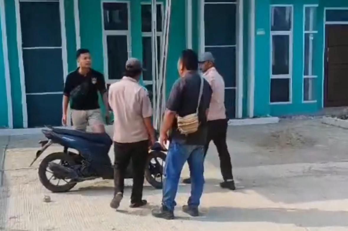 Preman Mengaku Kontraktor Malak Warga Renovasi Rumah