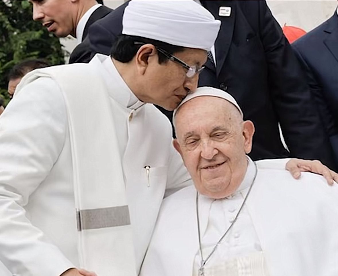 Paus Fransiskus dan Imam Besar Istiqlal Tunjukkan Momen Haru Toleransi Antaragama