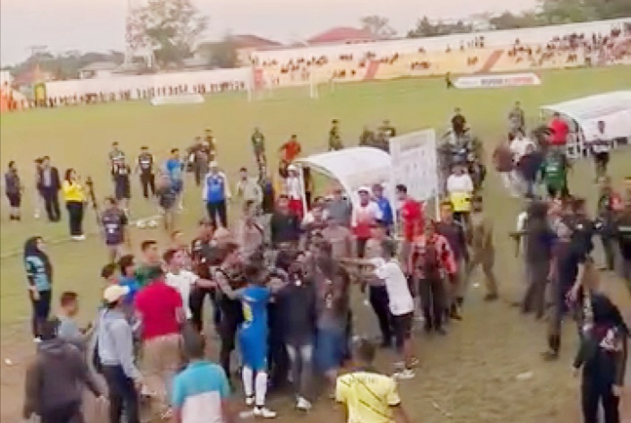 Laga Sepak Bola Gama FC vs Kodim 1203 Ketapang Ricuh, Video Viral di Medsos