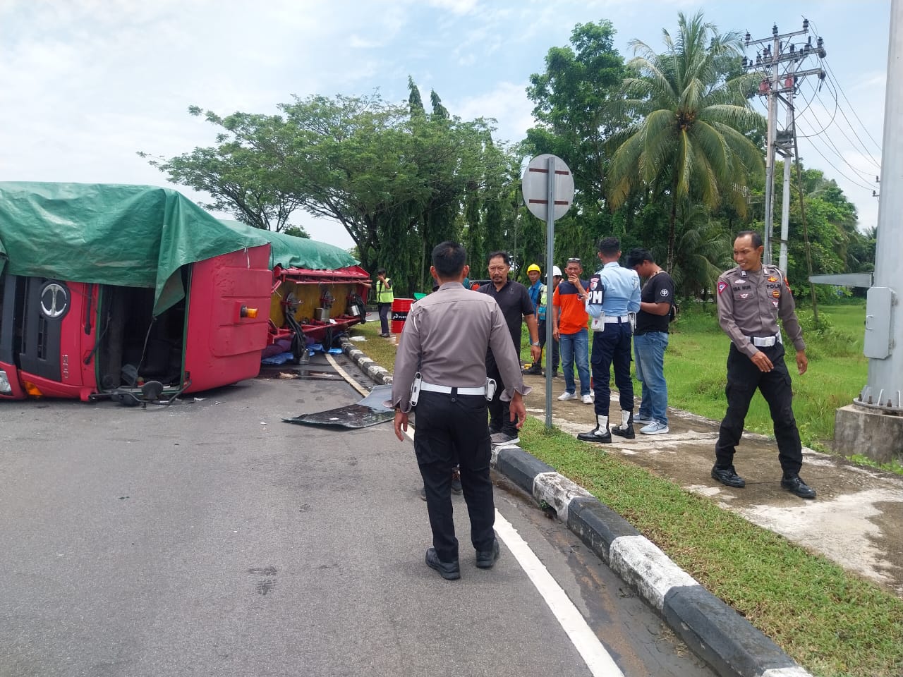 Hindari Motor, Mobil Tangki Isi 24 Ribu Liter Avtur  Terguling