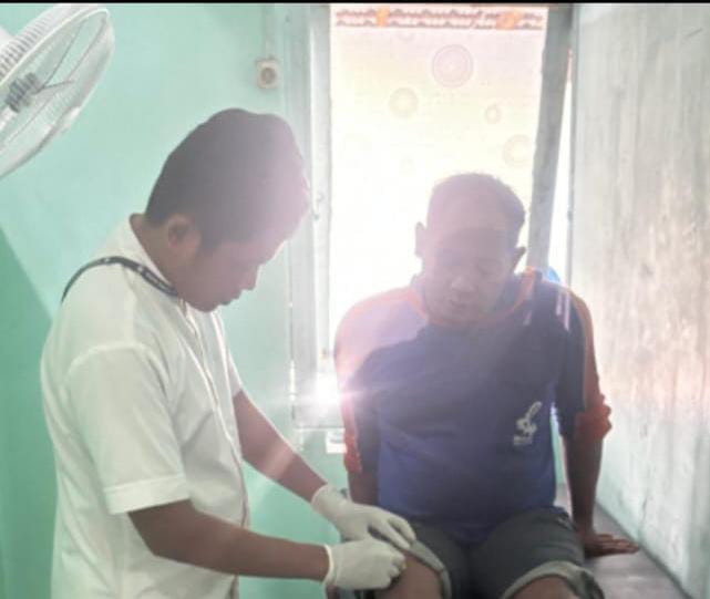Kapal Terguling Dihantam Gelombang Tinggi, 13 Selamat 2 Masih Hilang