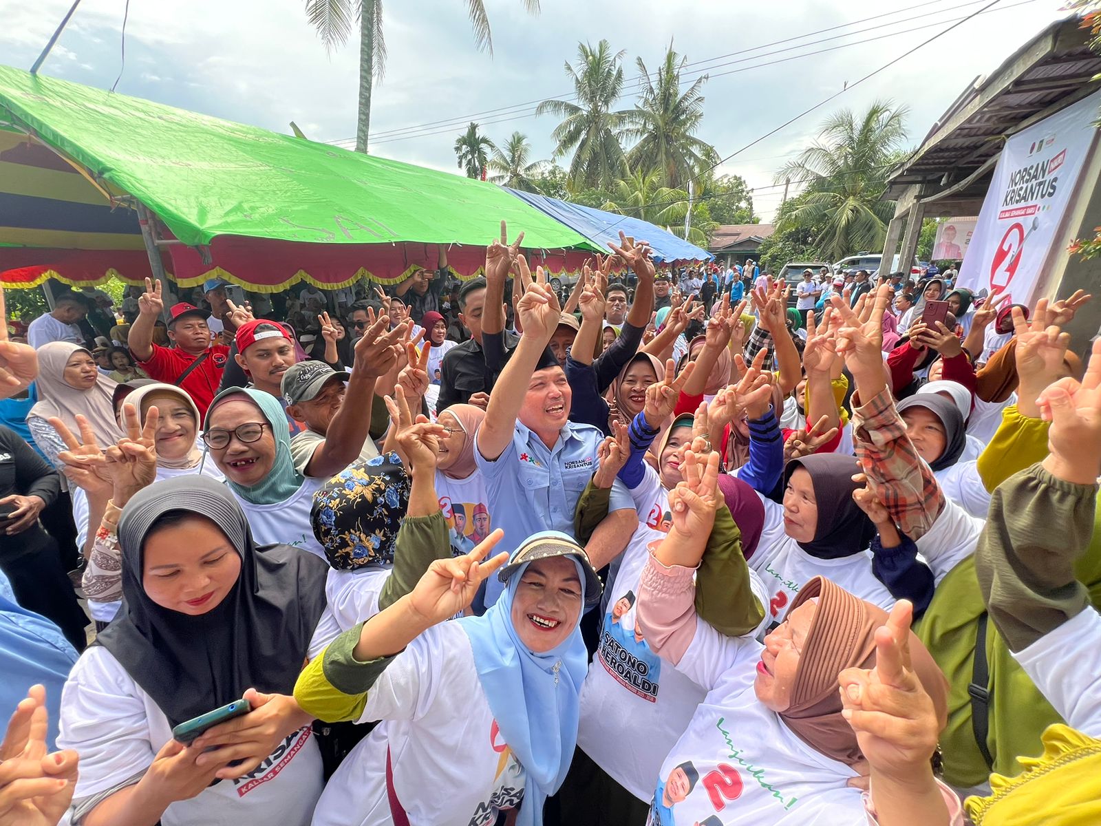 Membludak! Ribuan Warga Teluk Keramat Sambut Norsan-Krisantus