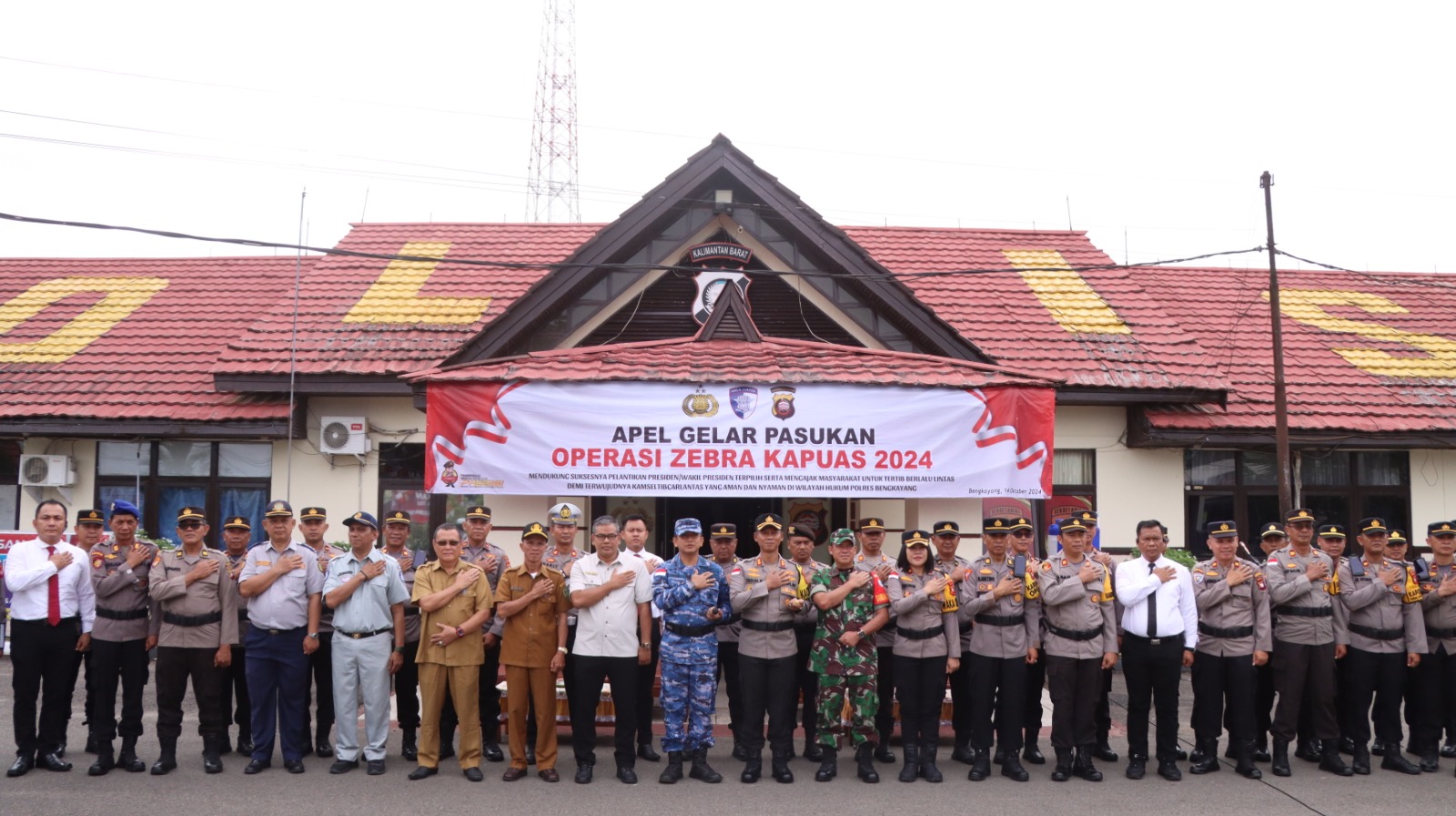 Kapolres Bengkayang Pimpin Apel Pasukan Operasi Zebra Kapuas 2024, Ingatkan Personil Disiplin Bangun Sinergitas