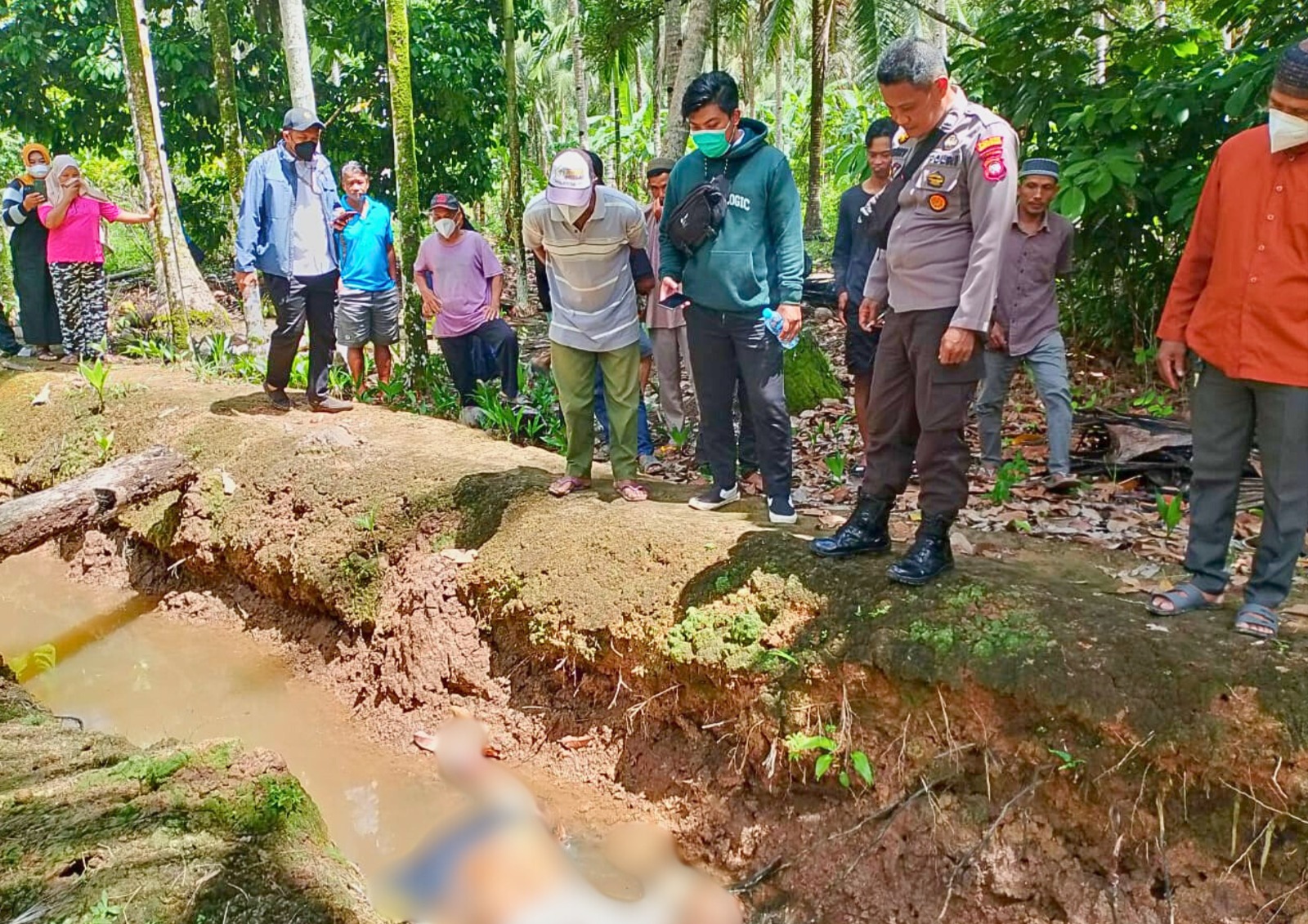 Lansia Ditemukan Tewas di Dalam Parit Kebun Kelapa