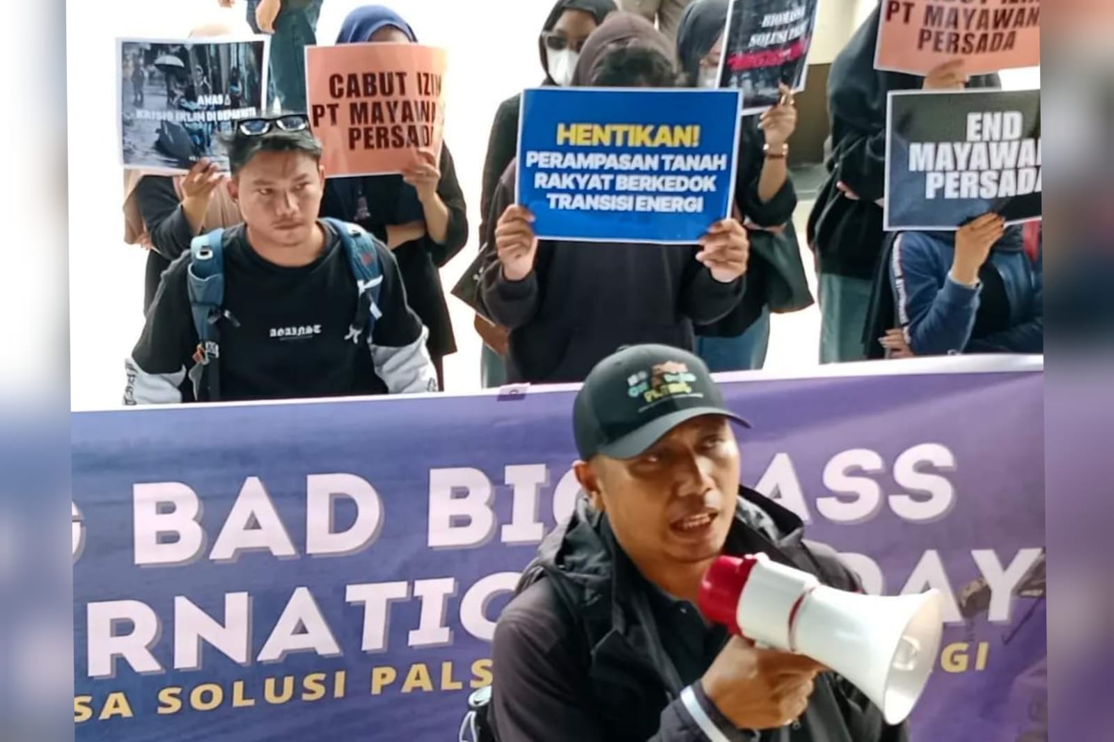 Aksi Koalisi Transisi Energi Berkeadilan Tolak Biomassa di Kalimantan Barat