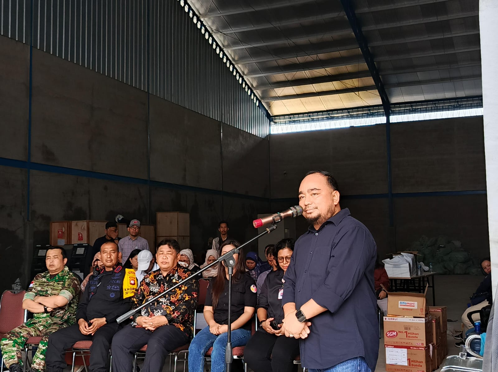 KPU Distribusikan Surat Suara  Pemilihan Gubernur dan Wakil ke 14 Kabupaten/Kota