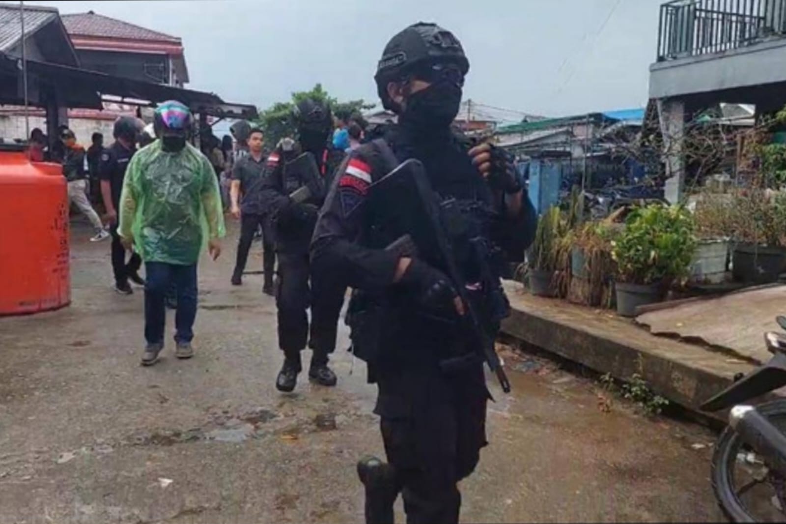 Gerebek Kampung Beting,Tim Gabungan Polisi Kalbar Temukan Puluhan Komputer Judi Online dan Sabu