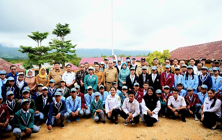 Peringati Hari Pahlawan, Harisson Motivasi Guru dan Pelajar di Batas Negeri