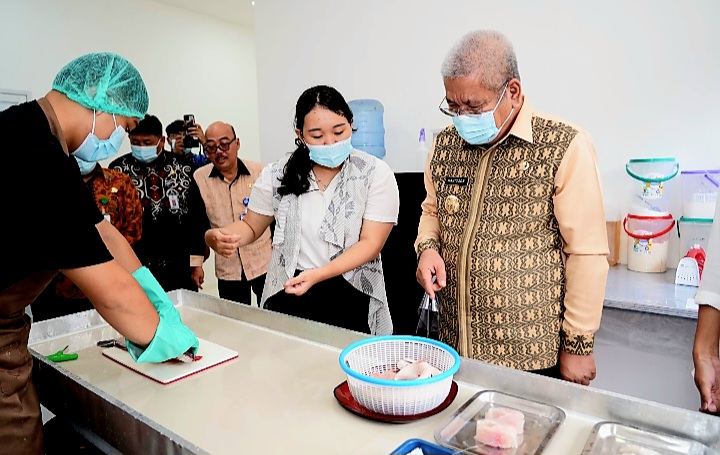 Harisson Acungi Jempol Karya Anak Muda yang Produksi Biskuit Cegah Stunting