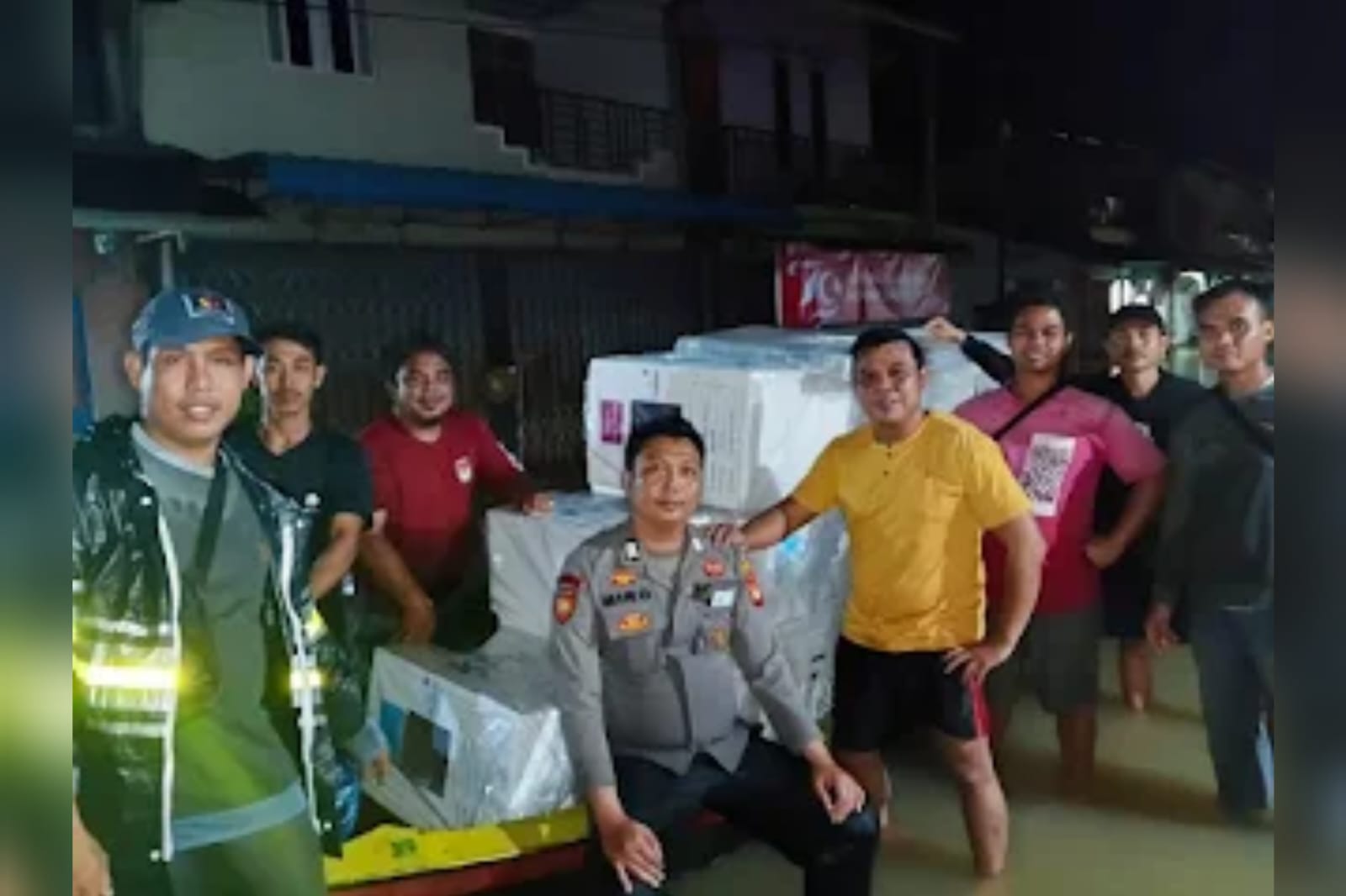 Dedikasi Bripka Miro dalam Mengawal Kotak Suara di Tengah Banjir Desa Menyuke