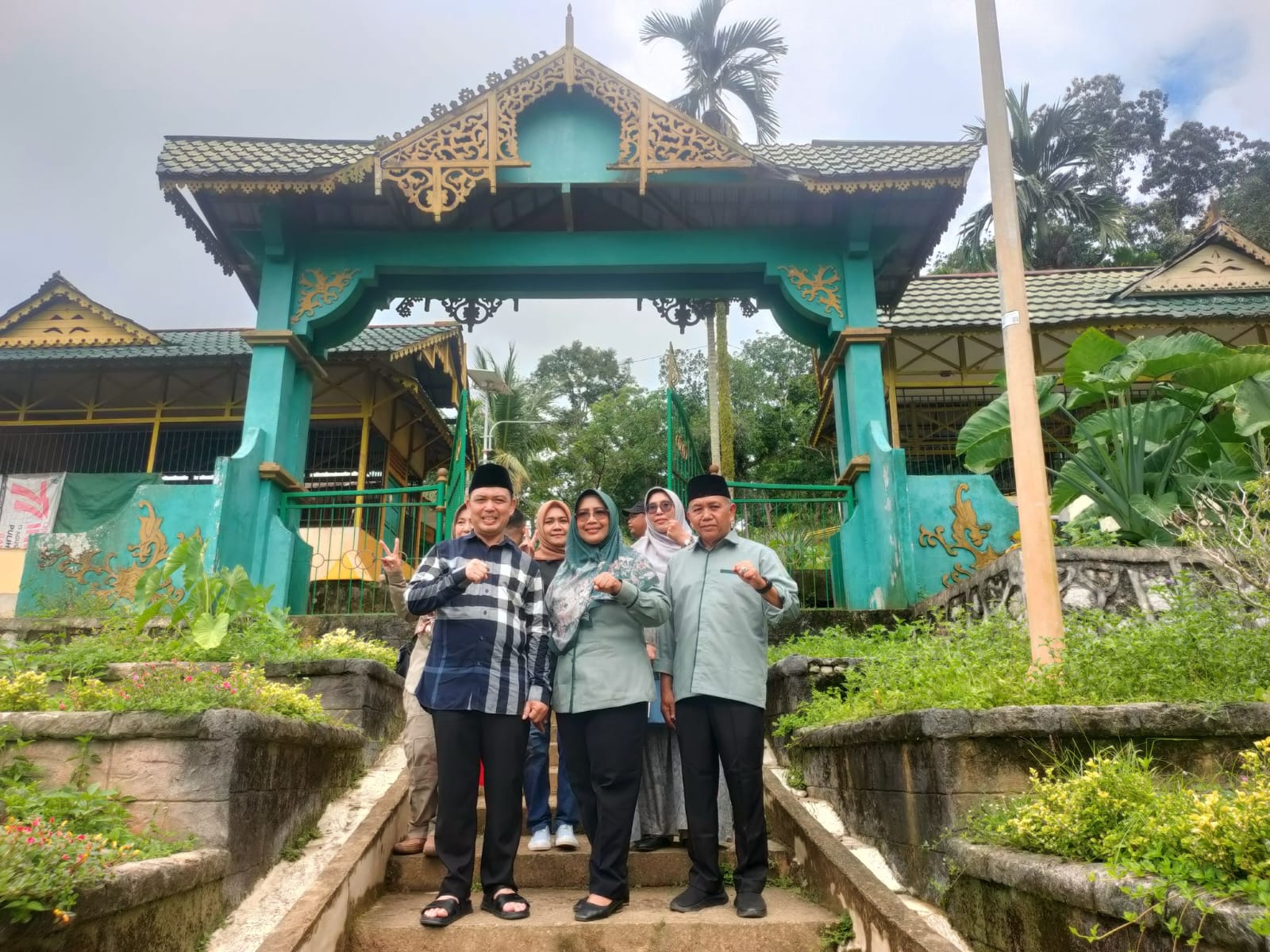 Usai Mencoblos, Ria Norsan dan Istri Berziarah ke Makam Opu Daeng Manambon
