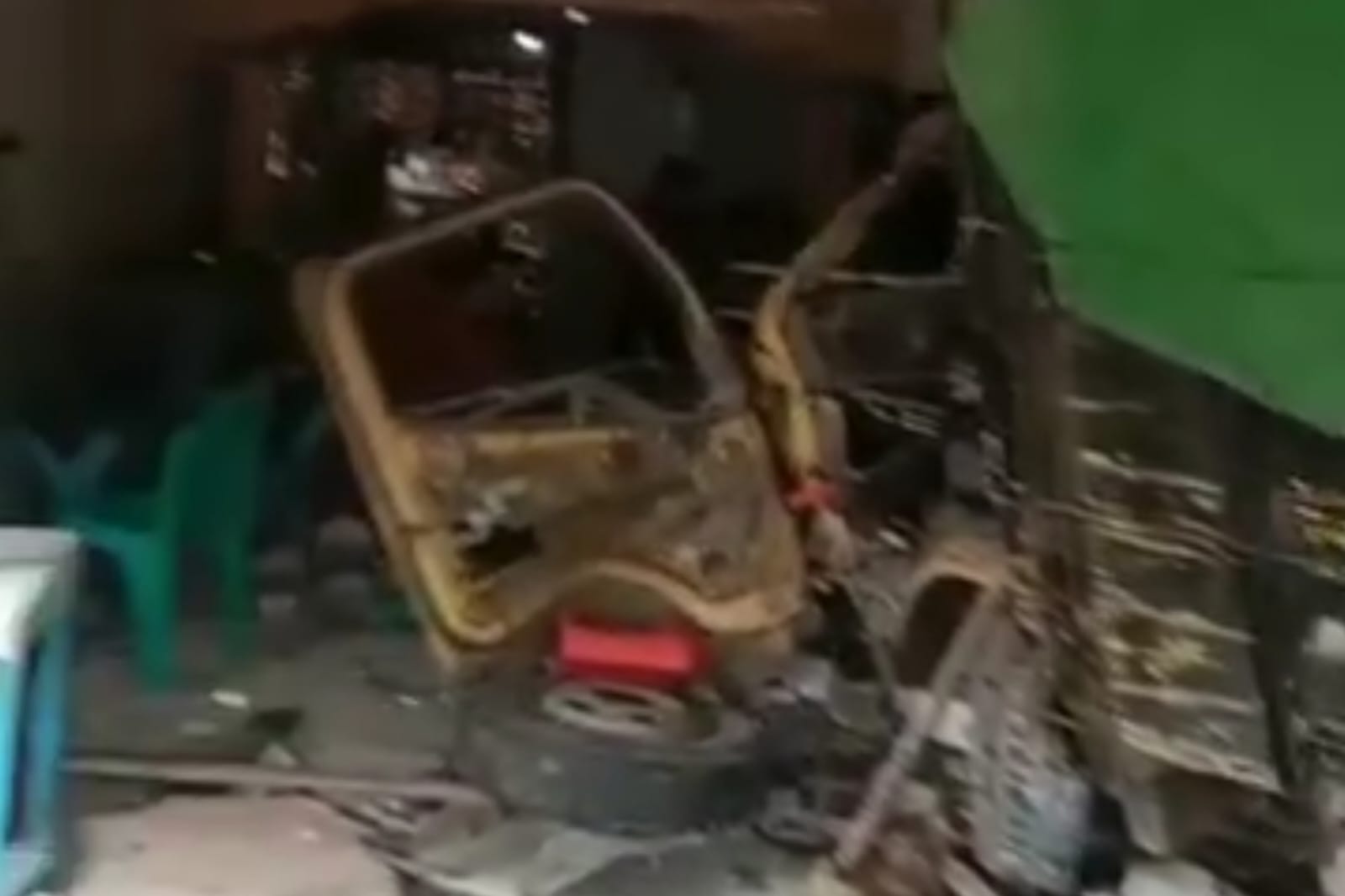Rem Blong, Truk Tabrak Dua Ruko di Tayan Hilir