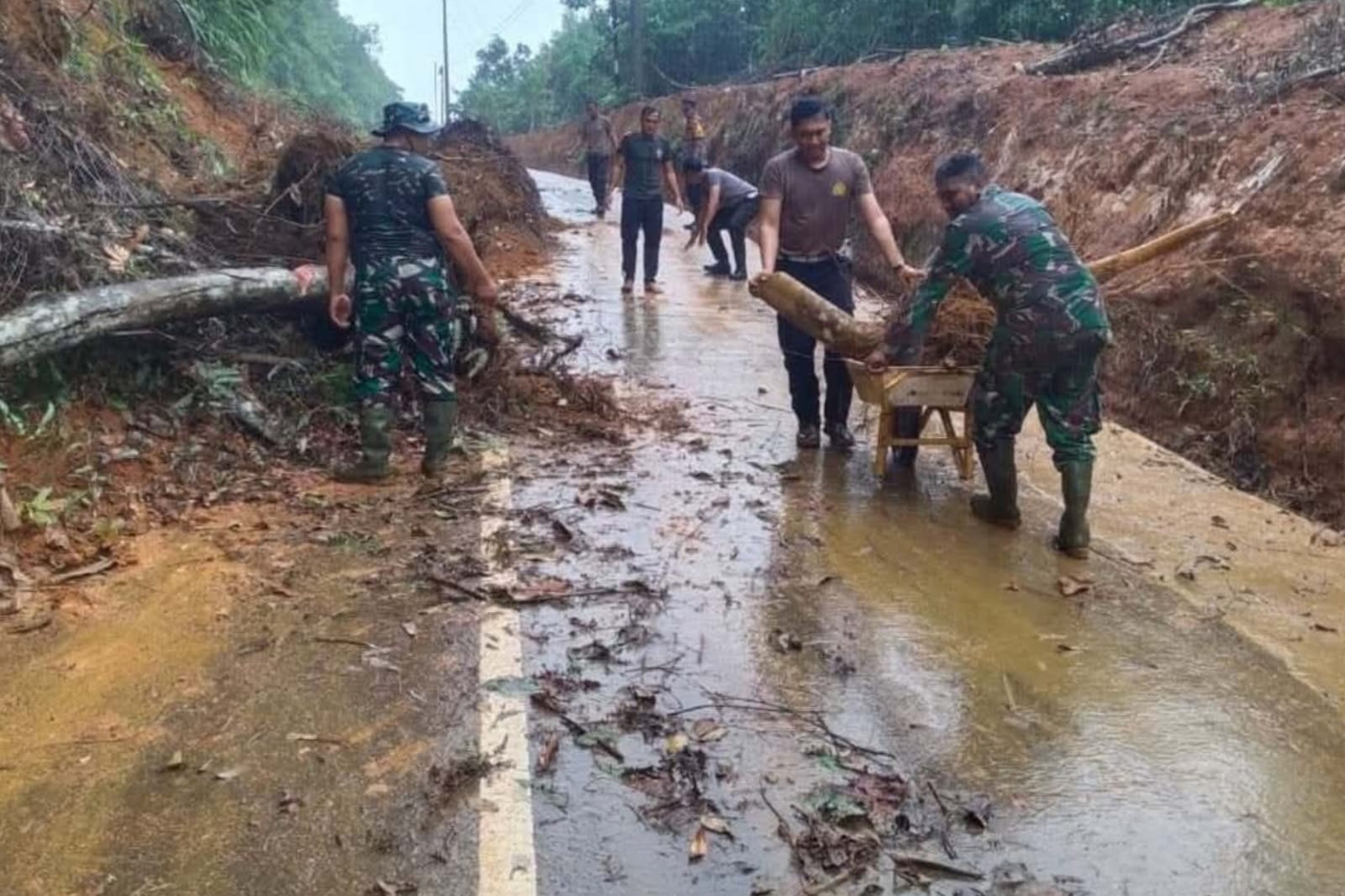 Penanganan Tanah Longsor di Jalan Tayan Hilir-Meliau oleh Polsek dan Koramil Tayan Hilir