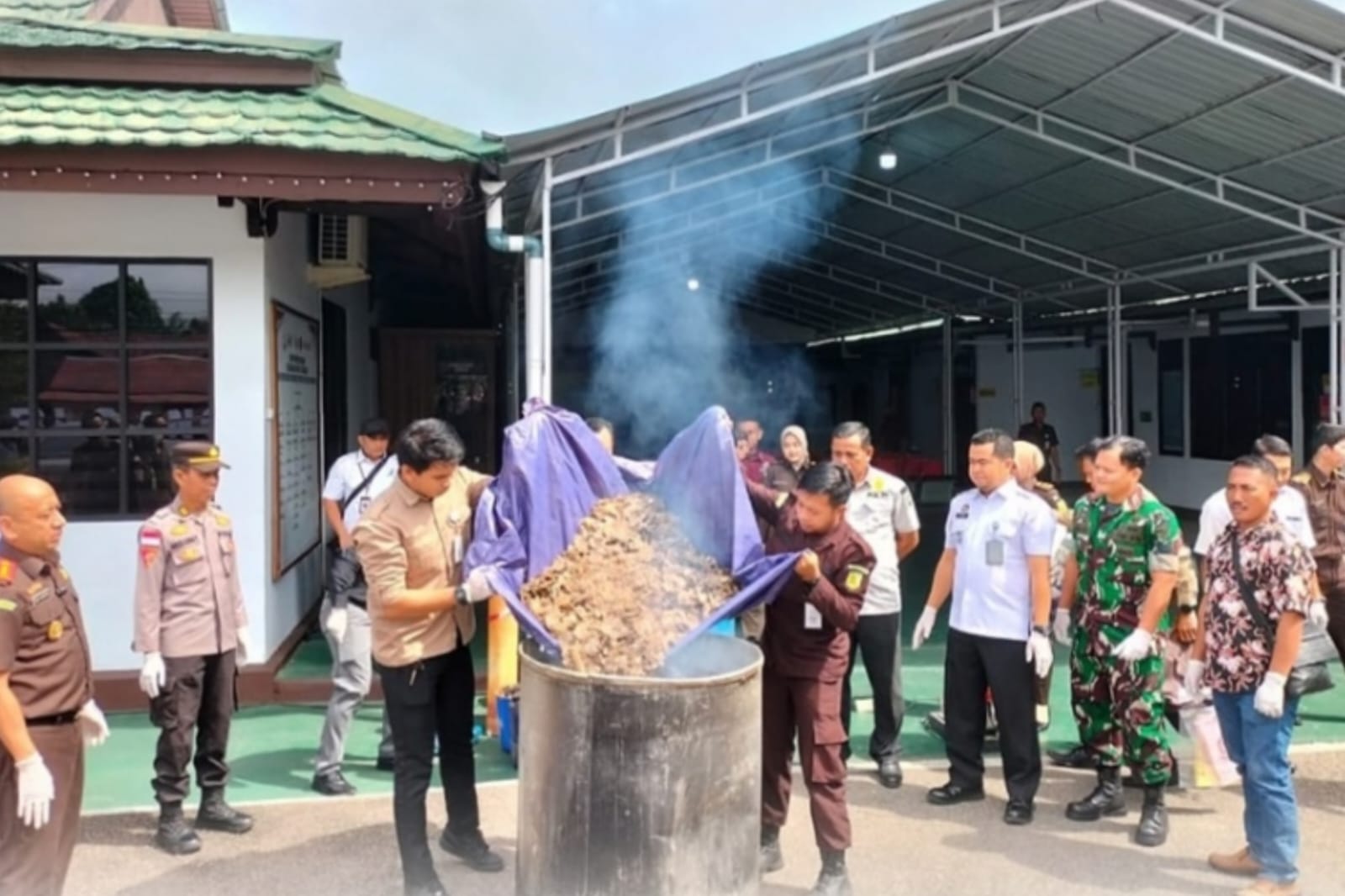 Kejari Sanggau Musnahkan Barang Bukti dari 68 Perkara Inkracht, Termasuk Sabu dan Sisik Trenggiling