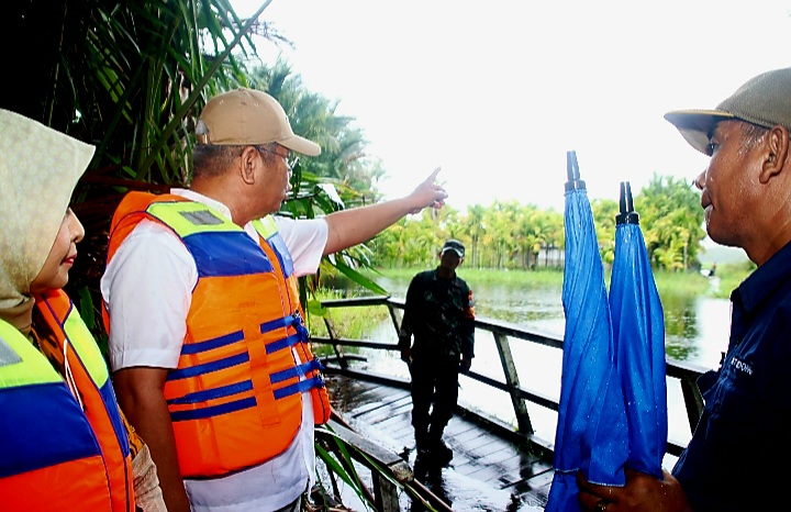 Gubernur Salurkan Bantuan untuk Korban Banjir di Kabupaten Mempawah