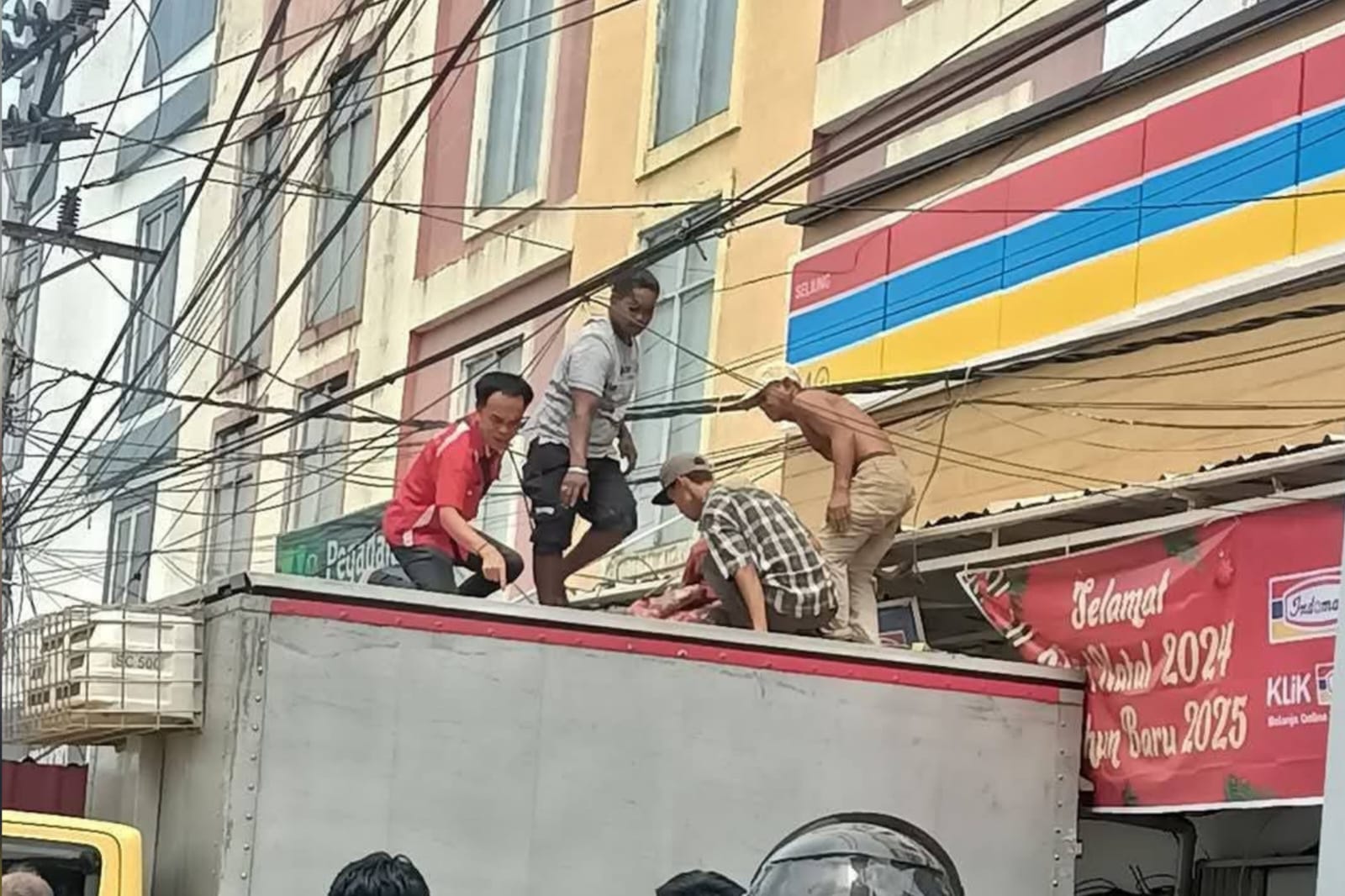 Pekerja di Sungai Pinyuh Tersengat Listrik saat Mengecat