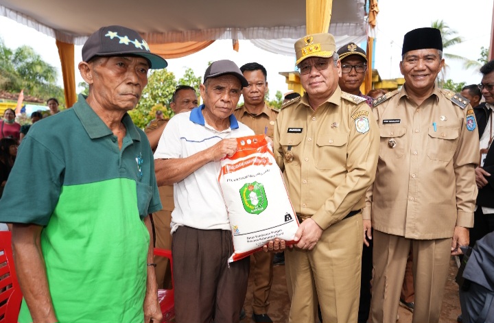 Gubernur Salurkan Bantuan Pangan Pasca Banjir untuk Masyarakat Kubu Raya