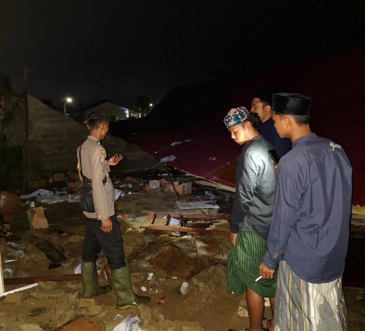 Cuaca Ekstrem Sebabkan Bangunan di Ponpes Al-Mansyur Islmamic Roboh