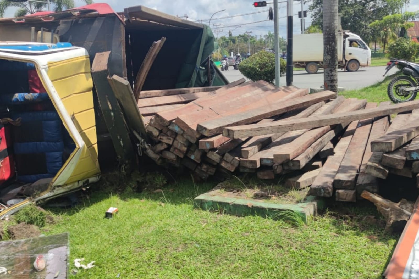 Truk Bermuatan Kayu Belian Terguling dan Tabrak Dua Pemotor di Kubu Raya