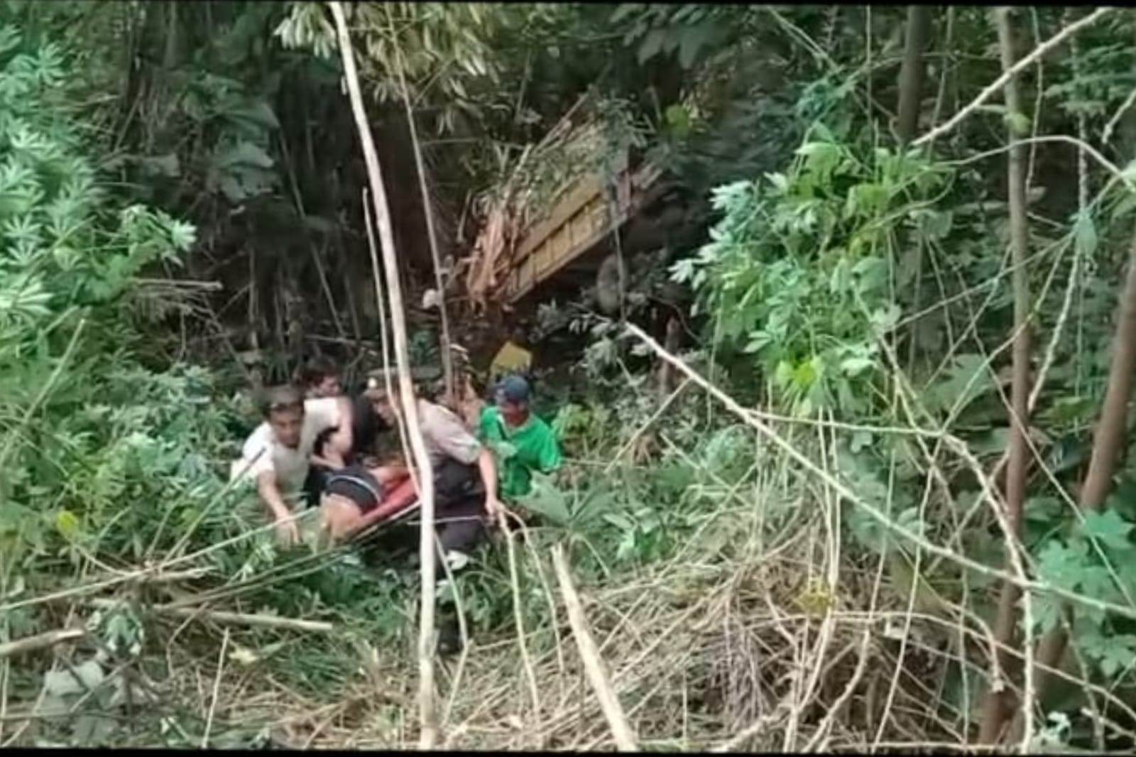 Truk Terjun ke Jurang di Jalan Trans Kalimantan, Dua Orang Tewas