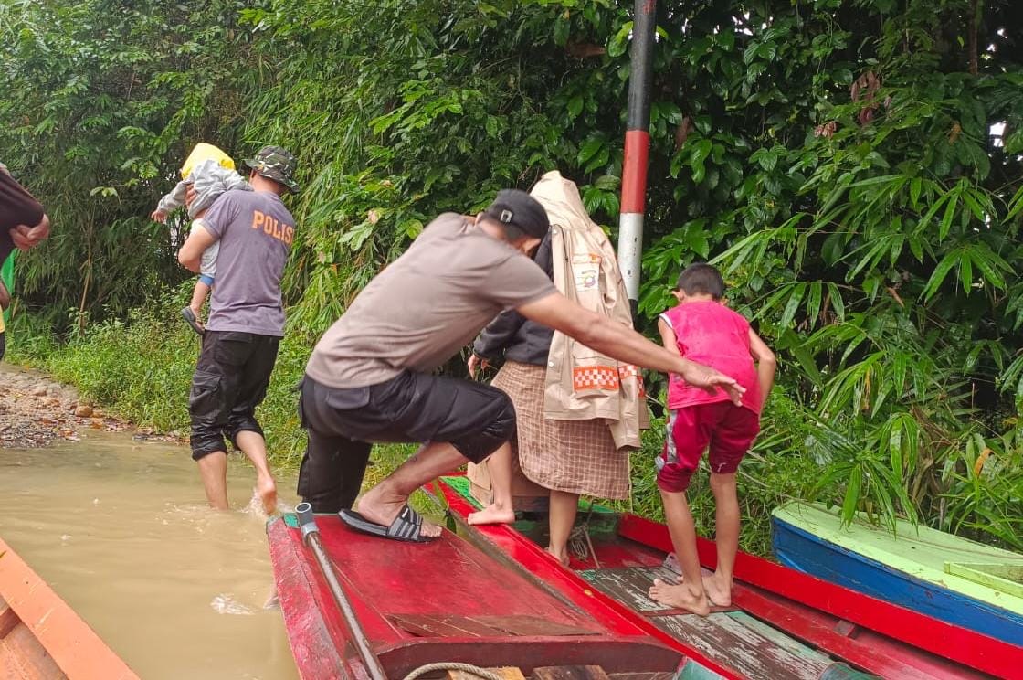 Banjir Tak Kunjung Surut, Polsek Ledo, Tagana dan Perangkat Desa Bantu Evakuasi Warga