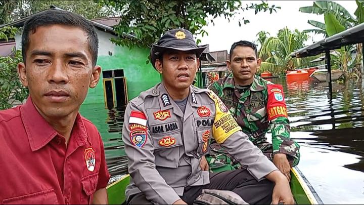 Pastikan Keamanan Masyarakat, Polsek Jagoi Babang Patroli Sampan di Lokasi Banjir