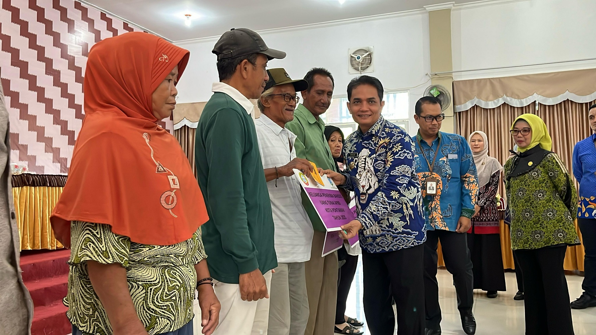 Pemerintah Kota Pontianak Salurkan Bansos Tunai, Prioritaskan Kesejahteraan Warga