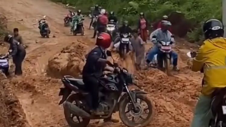 Memasuki Musim Hujan, Jalan Menuju Ella Hilir Melawi Rusak Parah