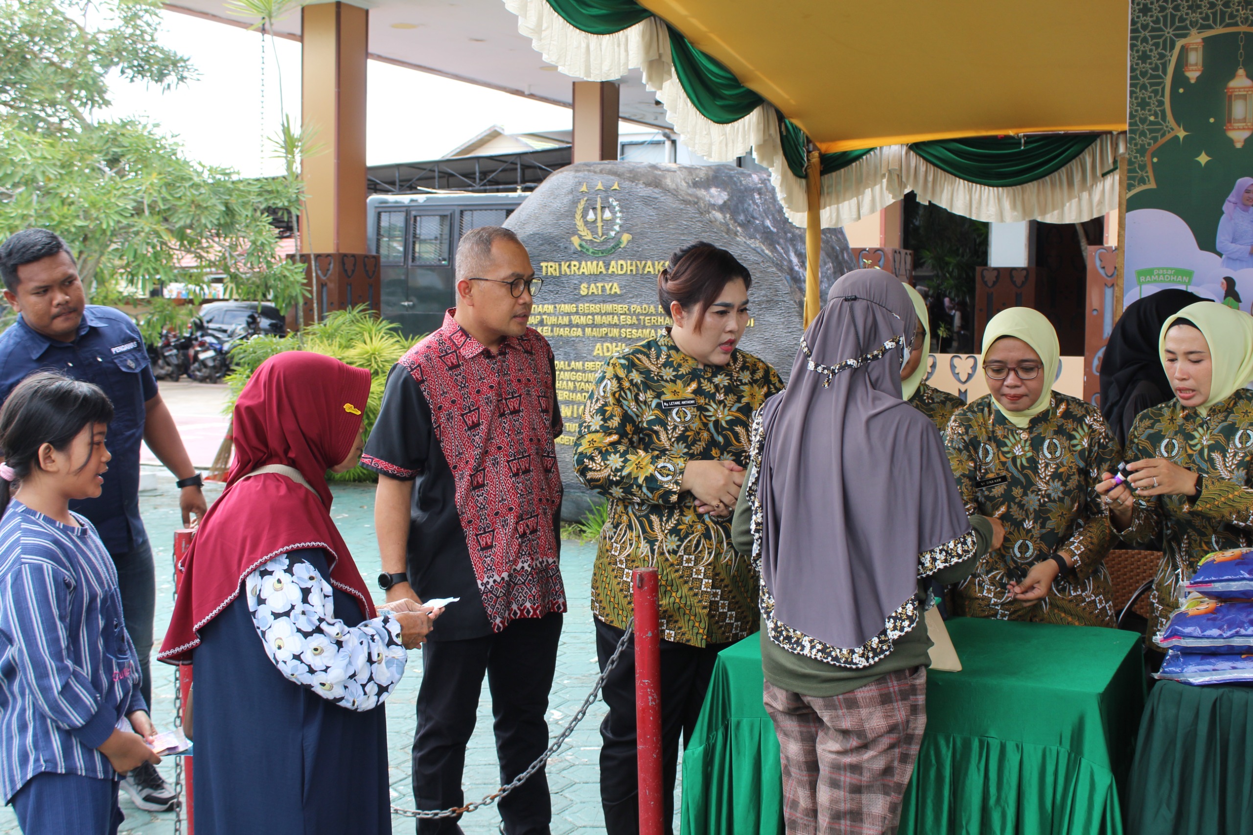 Jumat Berkah, Kejari Ketapang Gelar Bazar Murah Ramadan