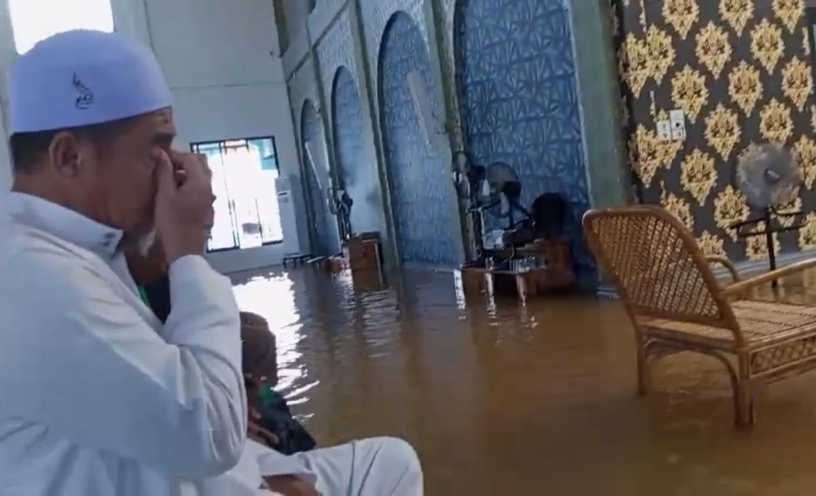 Banjir, Warga Putussibau Tetap Sholat Jumat di Masjid Besar Darussalam