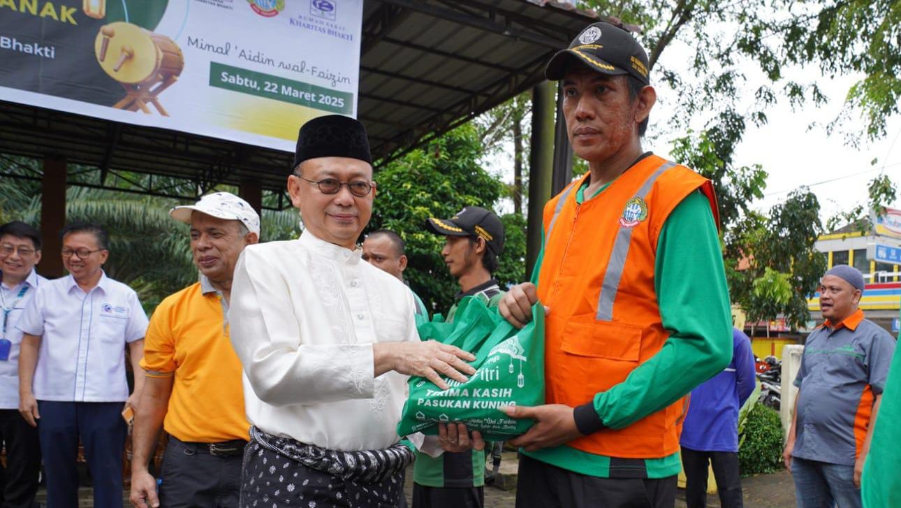 Pemkot Pontianak dan Kharitas Bhakti Serahkan Paket Sembako ke 728 Petugas Kebersihan