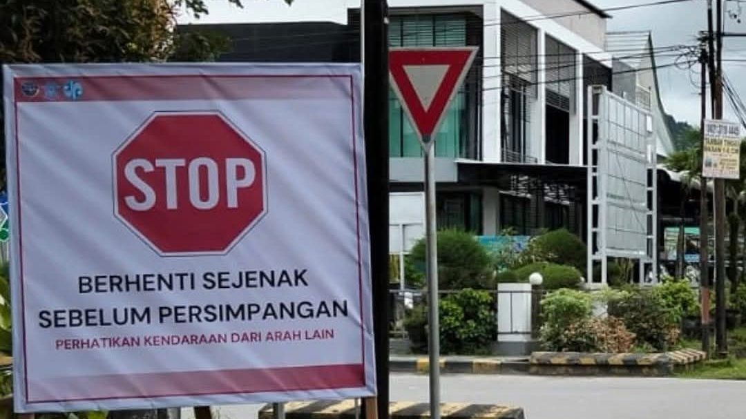 Pemasangan Plang di Jalan Firdaus Singkawang Dapat Kritik dari Warga