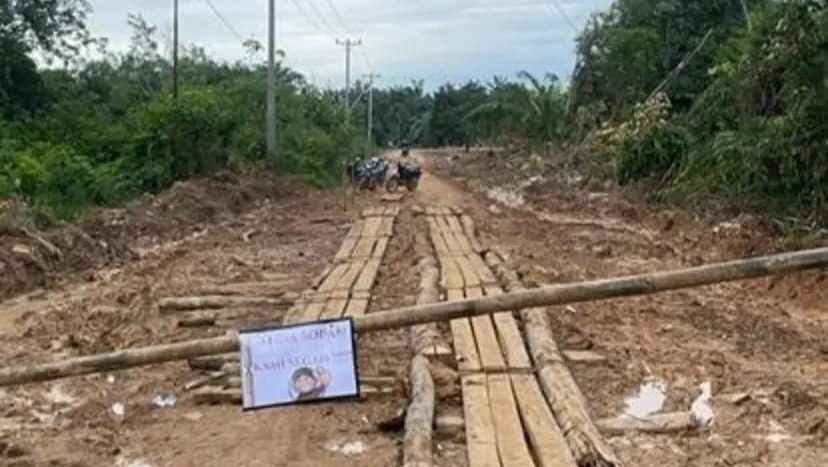 Masyarakat Desa Lepung Pantak, Ketungau Hilir, Sintang Kumpulkan Dana Pribadi Untuk Perbaiki Jalan. Lantas Apa Fungsi dari Pemerintah Daerah?