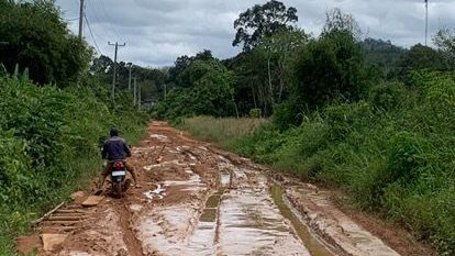 Jalan Penghubung Utama Tempunak Hulu ke Sintang Rusak Parah