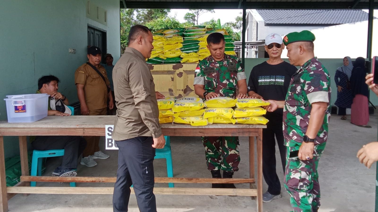 Kodim 1208 Sambas Gelar Bazar Murah Ramadan 1446 H