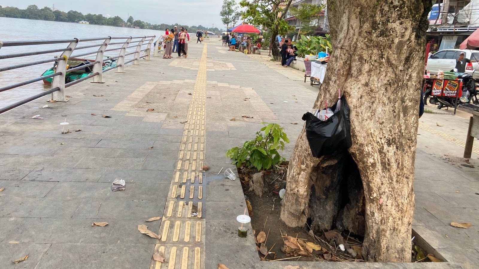 Banjir Waterfront Sintang Surut, Sampah Berserakan Kembali Bermunculan