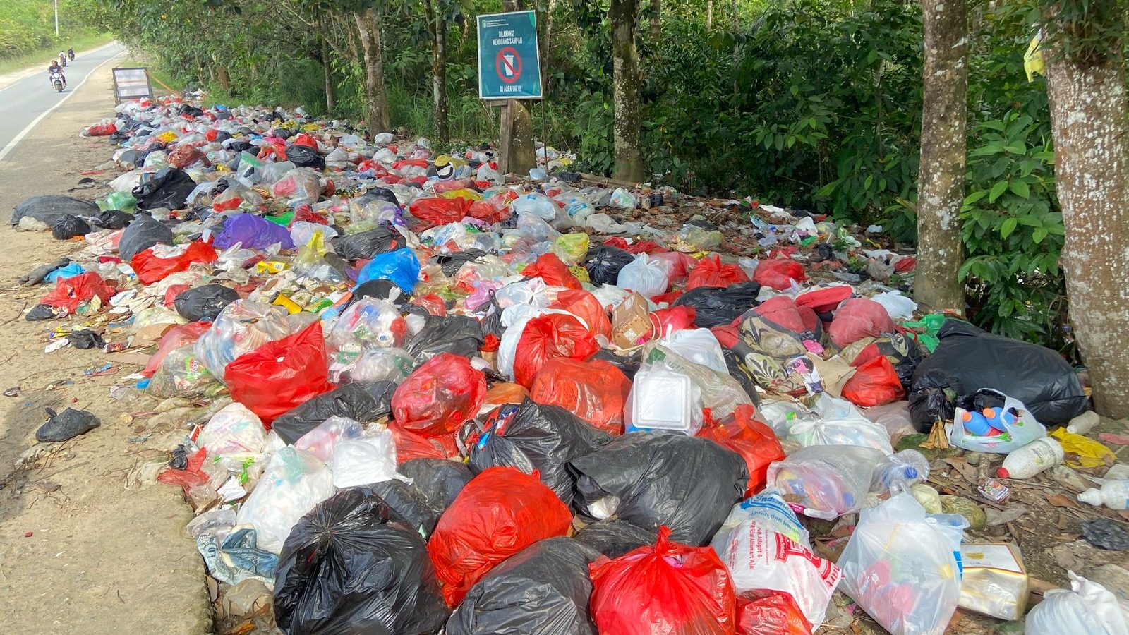 Tepi Jalan Jerora 2, Sintang Dipenuhi Tumpukan Sampah yang Berserakan