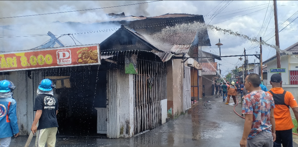 Breaking News !,Kebakaran Tengah Hari,Warga Jalan Tebu Pontianak Panik