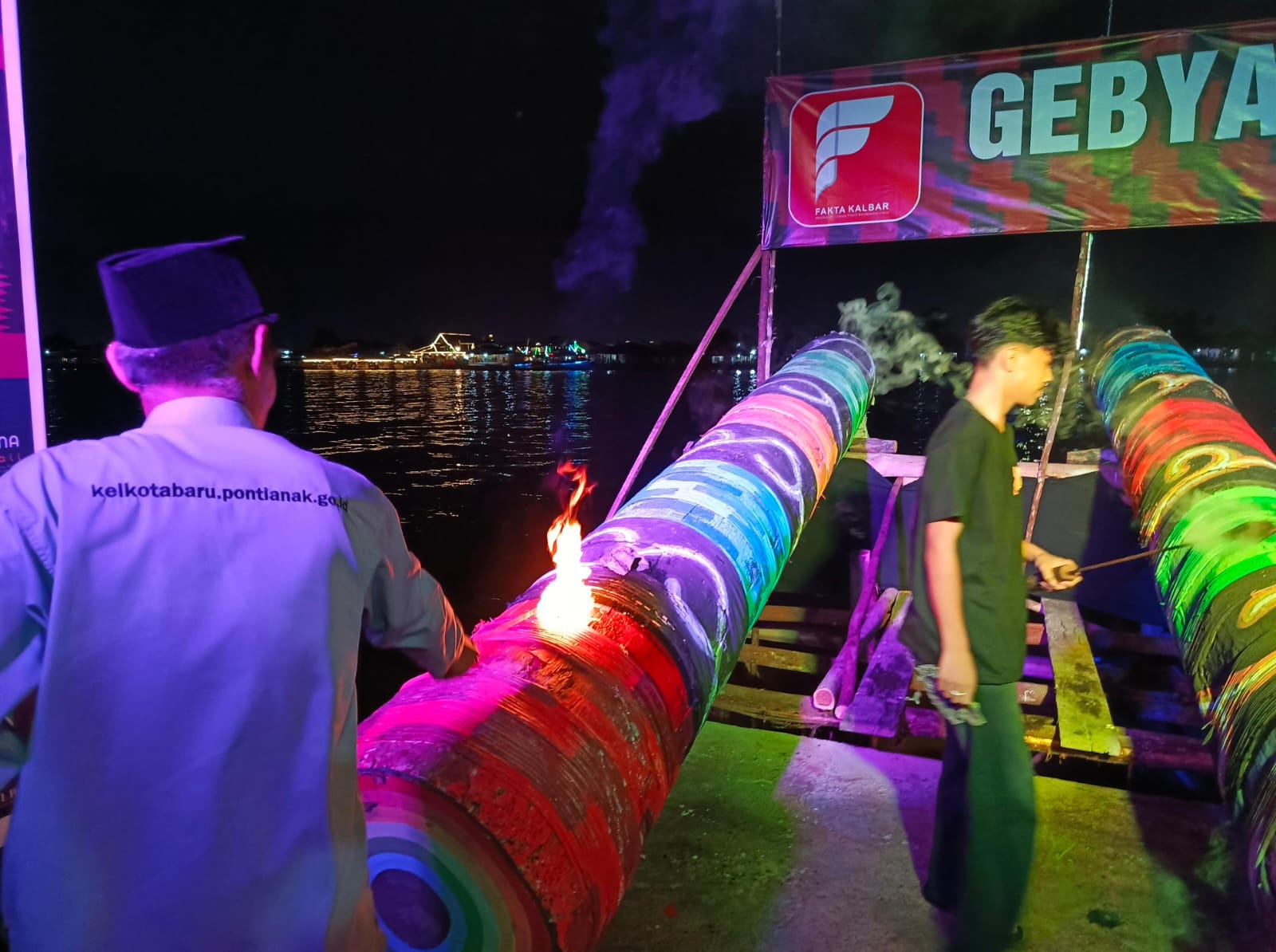 Camat Pontianak Selatan Martagus Turut Rasakan Sensasi Nyalakan Meriam Karbit