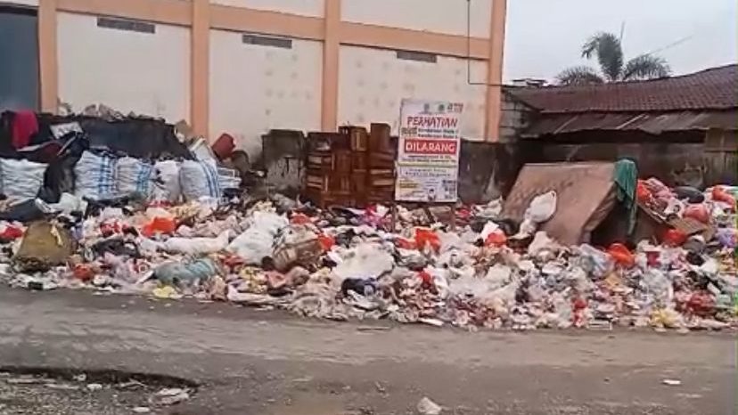 Sampah di TPS Pasar Buah Sintang Menumpuk, Petugas Kebersihan Diharapkan Segera Ambil Tindakan