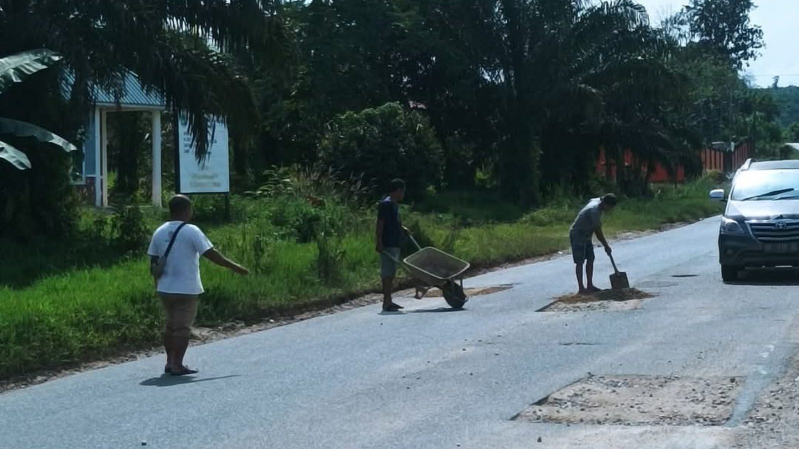 Aksi Tambal Jalan Rusak di Sosok-Tanjung Viral: Penanganan Sementara untuk Cegah Korban Lebih Banyak
