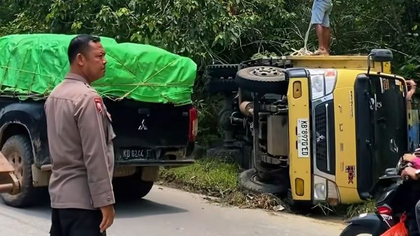 Truk Pengangkut Oksigen Menuju RSUD M. Djoen Sintang Terguling di Pinggir Jalan, Berhasil Diamankan Tim Kepolisian