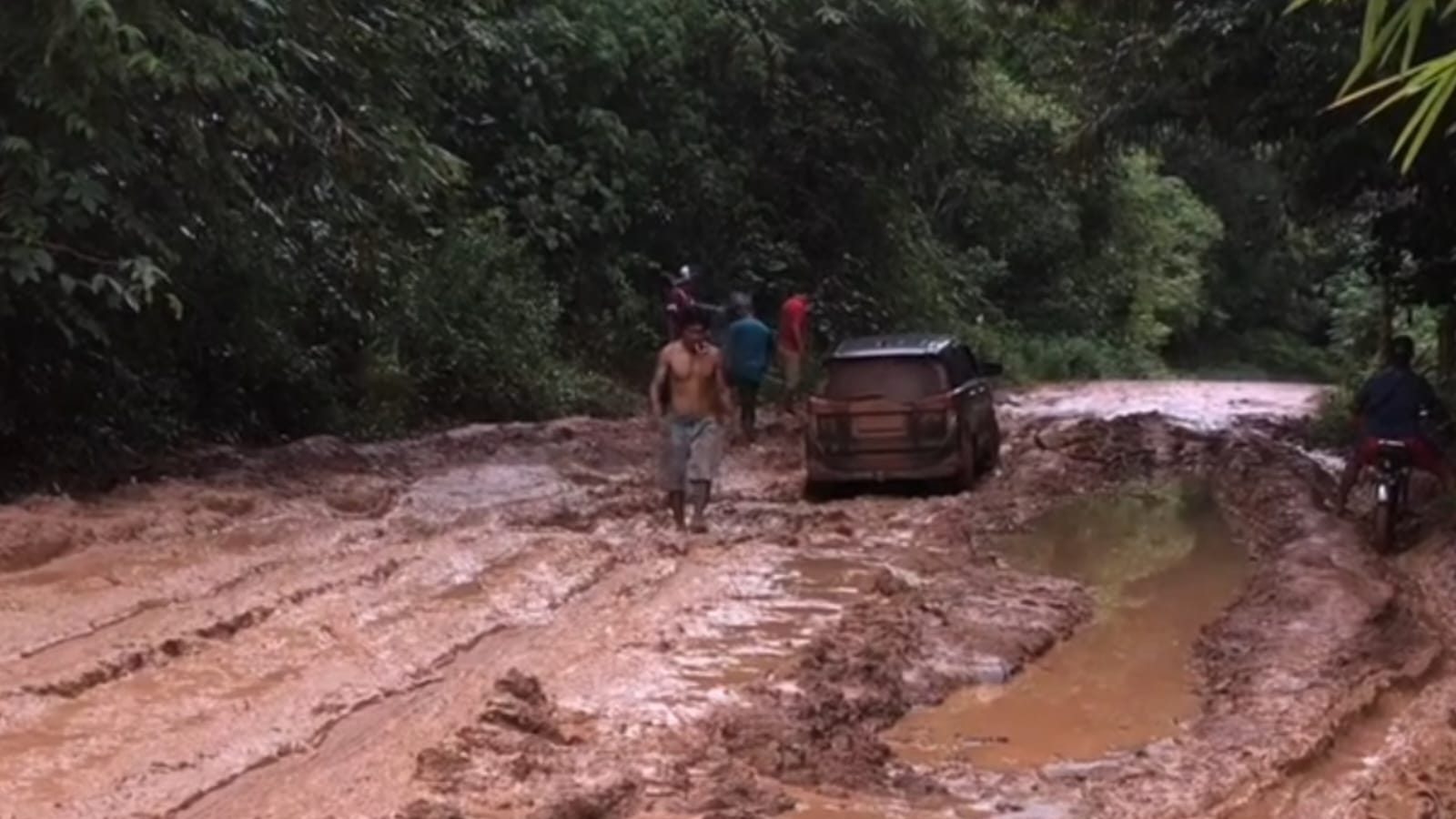 Jalan Rusak di Jalur Tanjung–Marau Ketapang, Warga Minta Perbaikan Segera