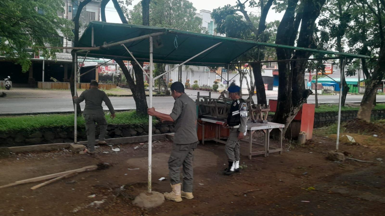 Satpol PP Tertibkan 16 Lapak PKL di Jalan Ampera Pontianak