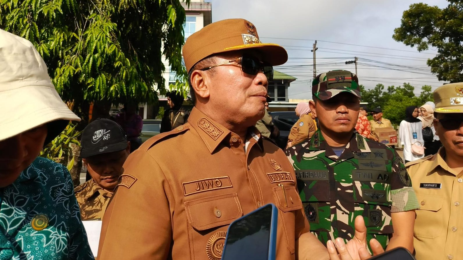 Sujiwo Galakkan Penghijauan Jalan Ayani II Tanpa APBD di Hari Bumi